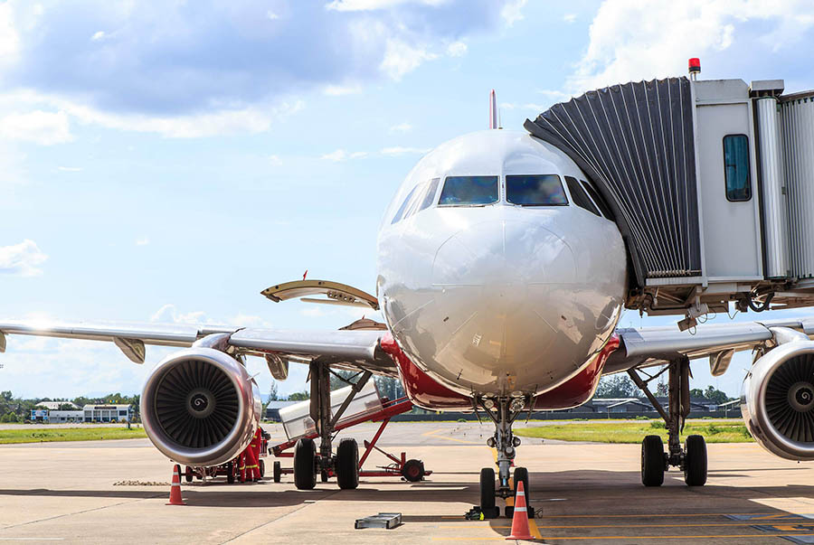 Vì sao hành khách phải lên máy bay bằng cửa bên trái