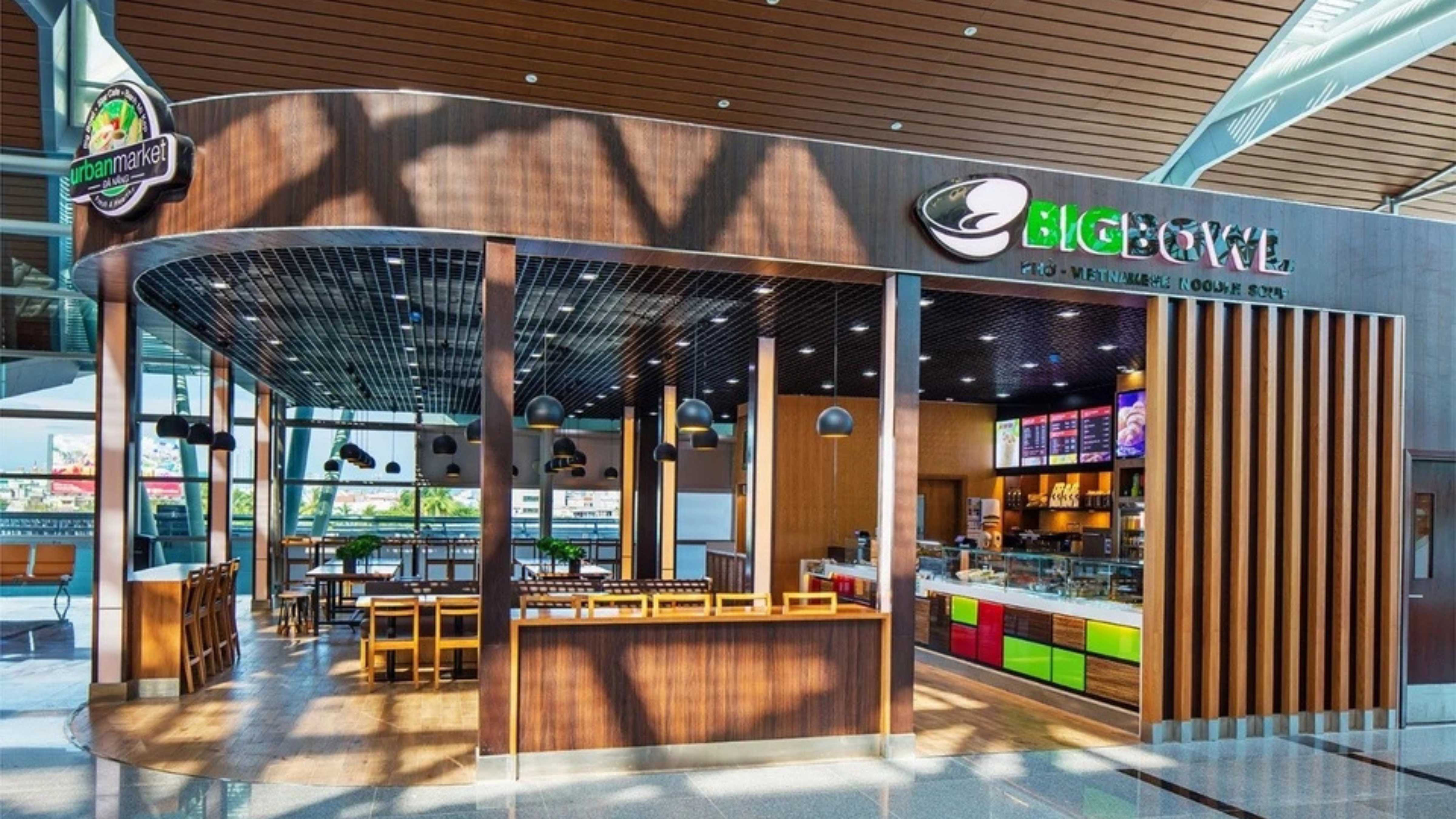 Vì sao bánh mì, bún phở sân bay có giá 200.000-700.000 đồng/suất?