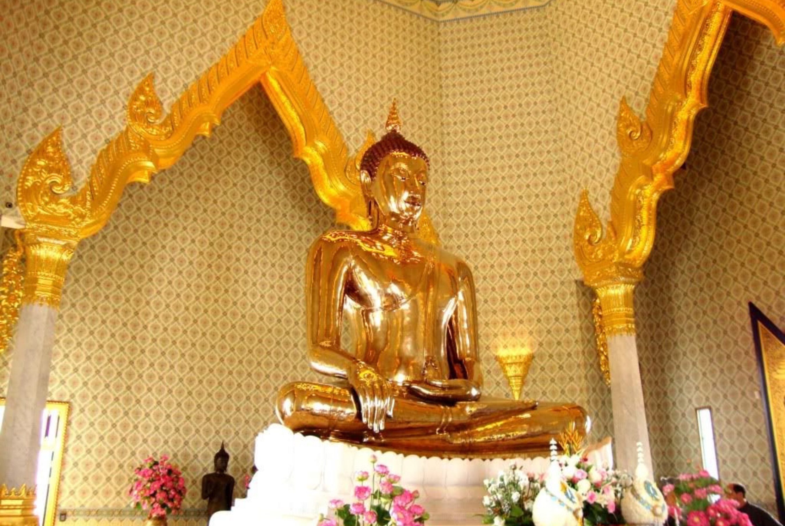 Viếng thăm chùa Phật Vàng vô cùng linh thiên ở Thái Lan