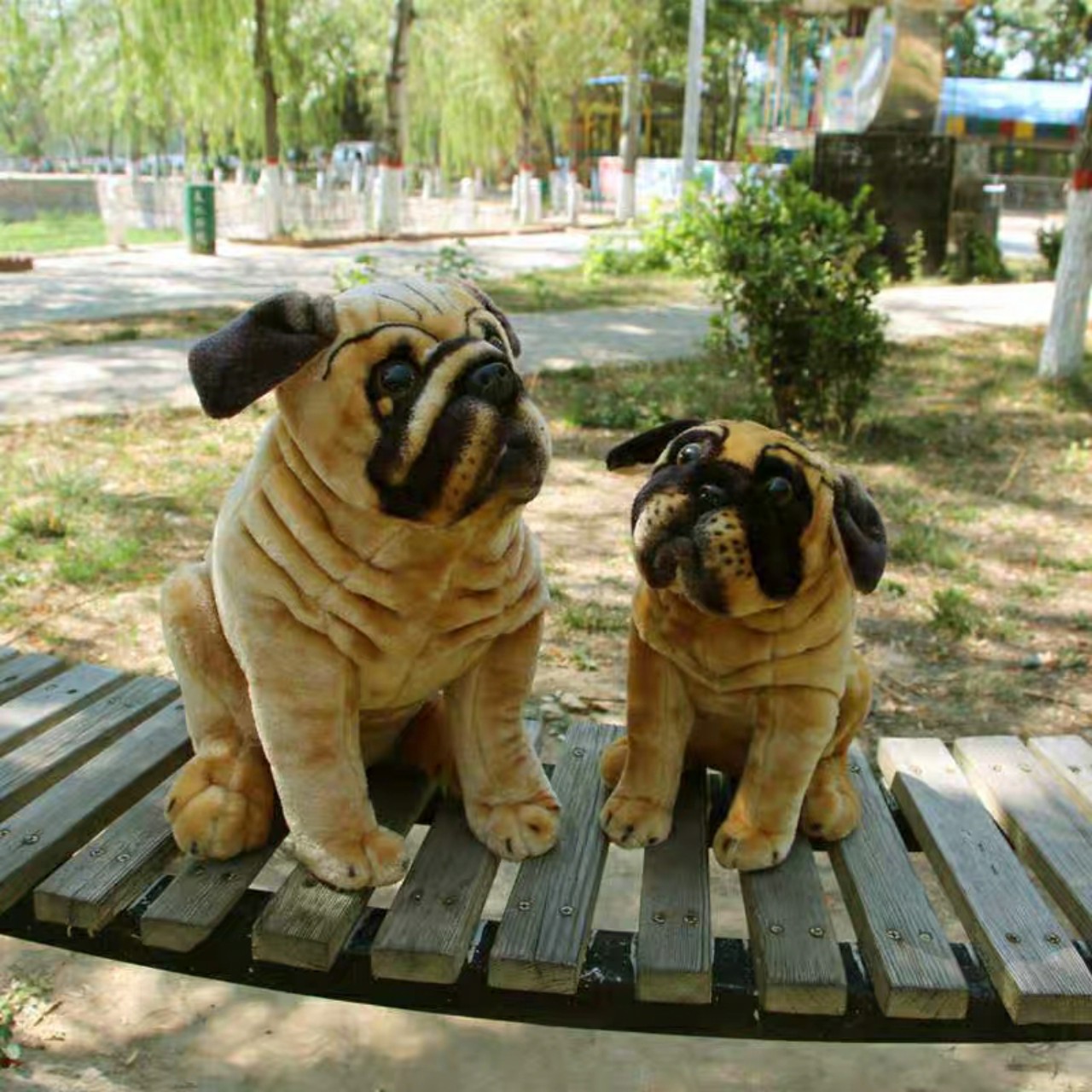 Chó pug dáng ngồi nhồi bông