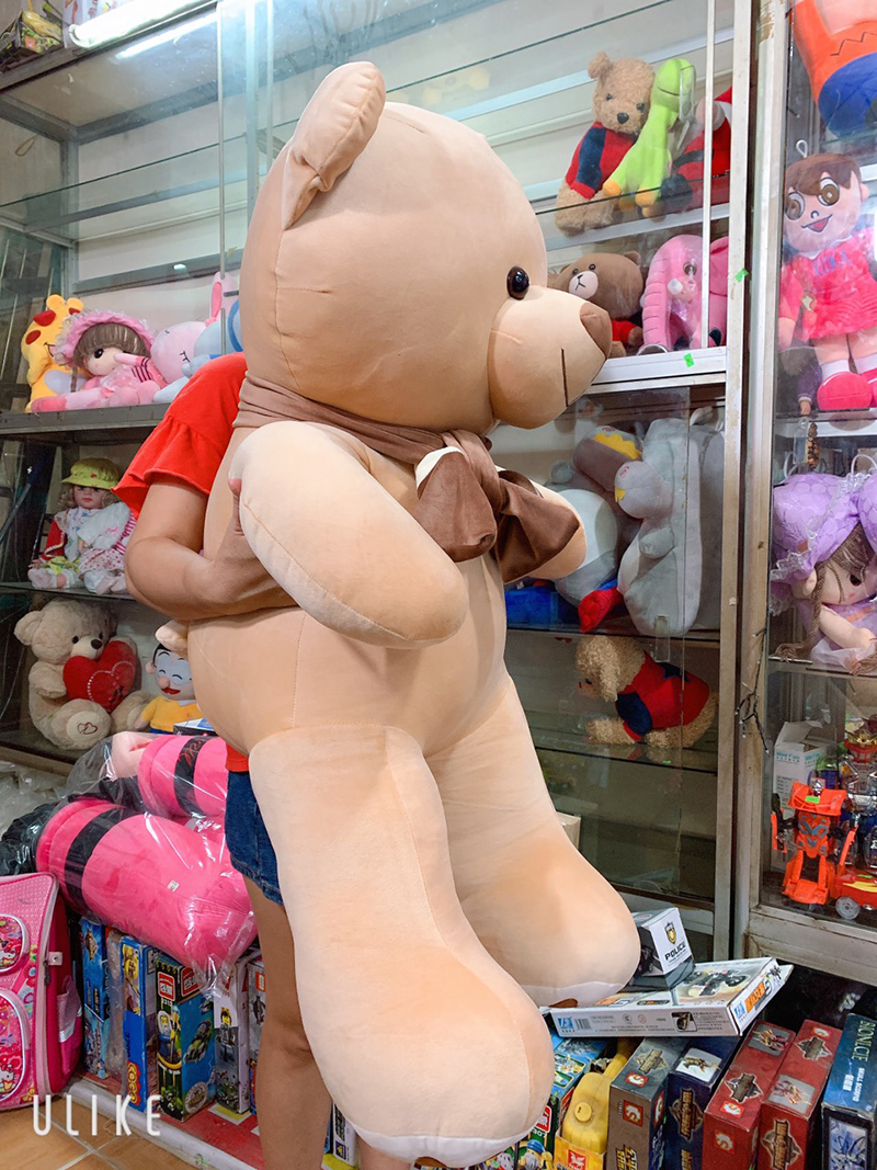 Gấu teddy dáng đứng quàng khăn khổ 1m2
