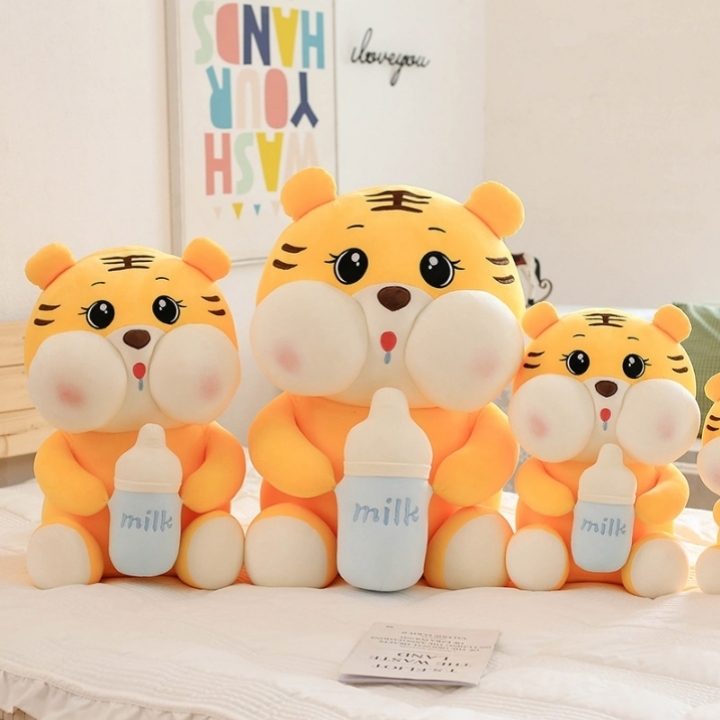 Hổ nhồi bông ngậm bình sữa