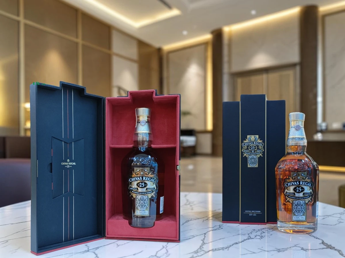 Hộp rượu Chivas 25 bên trong và bên ngoài