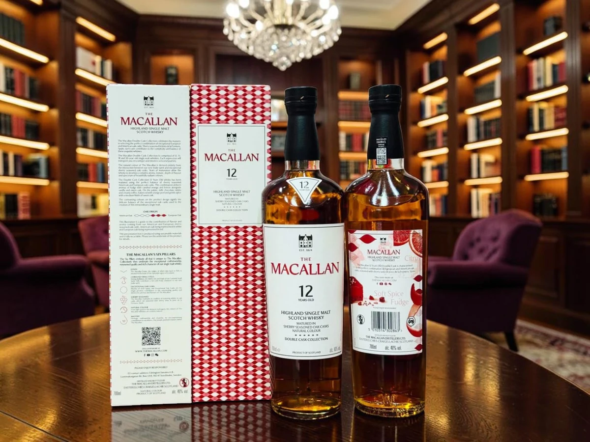 Cận cảnh mặt trước mặt sau hai hộp và chai rượu Macallan 12 Double Cask