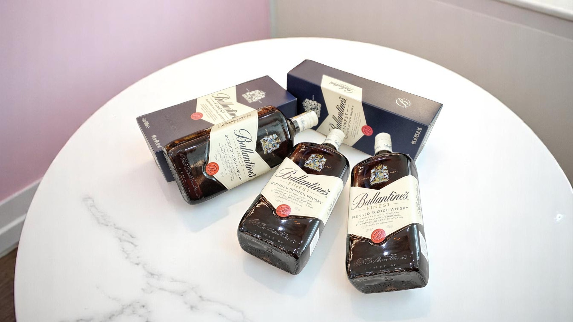 3 chại rượu Ballantines 1 lít nằm trên mặt bàn