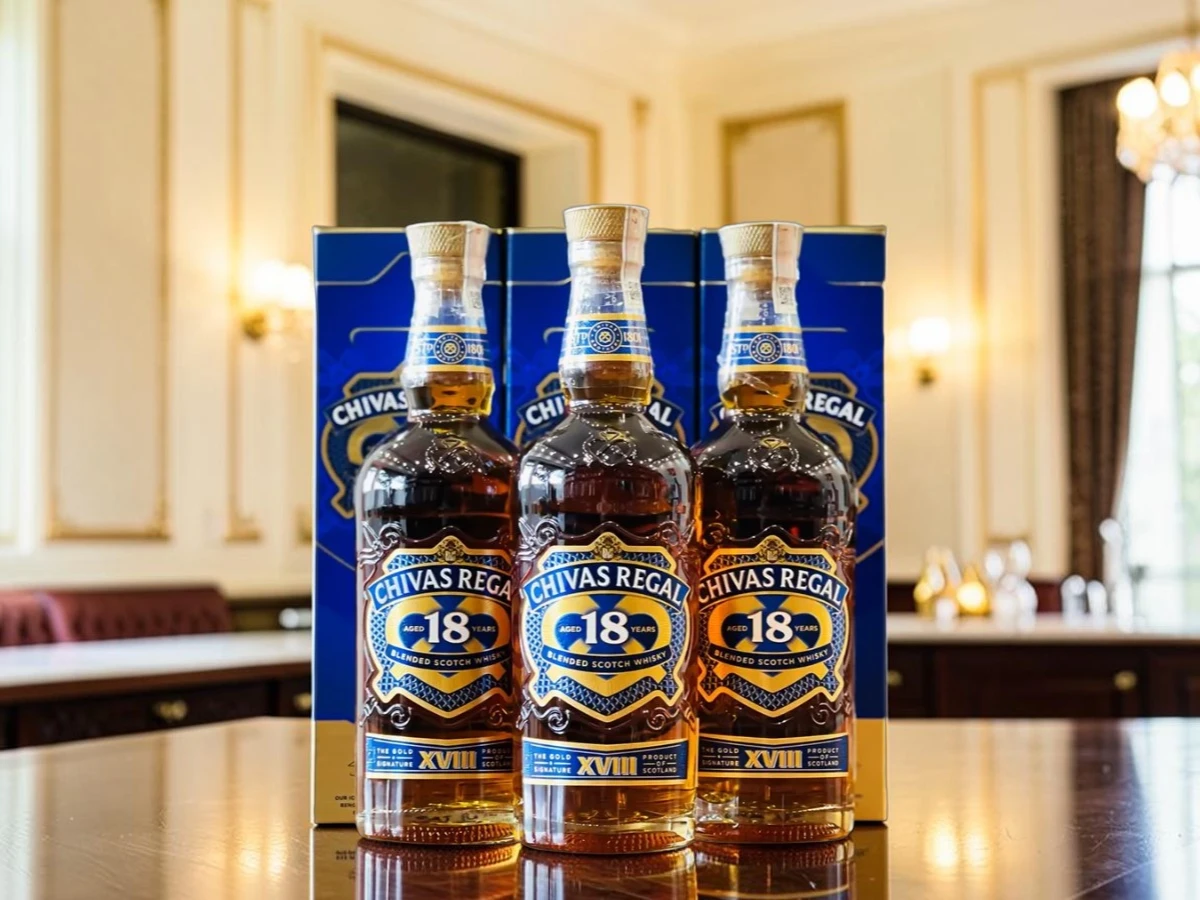 3 chai và hộp rượu Chivas 18 Năm sang trọng