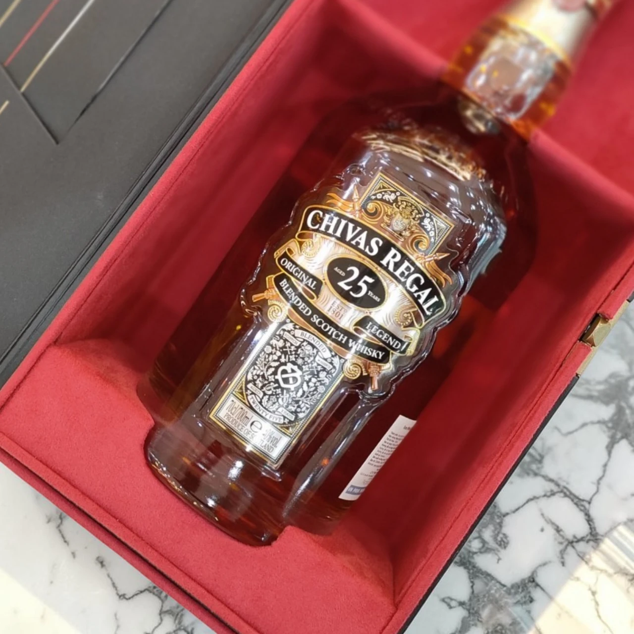 Chi tiết bên trong hộp và chai rượu Chivas 25