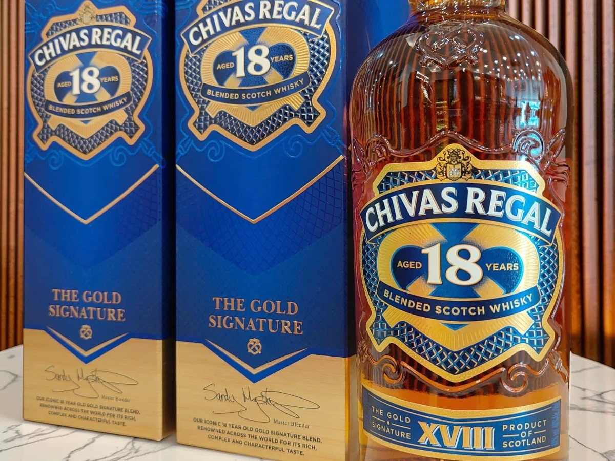 Cận cảnh mặt trước của hộp và chai rượu Chivas 18 năm