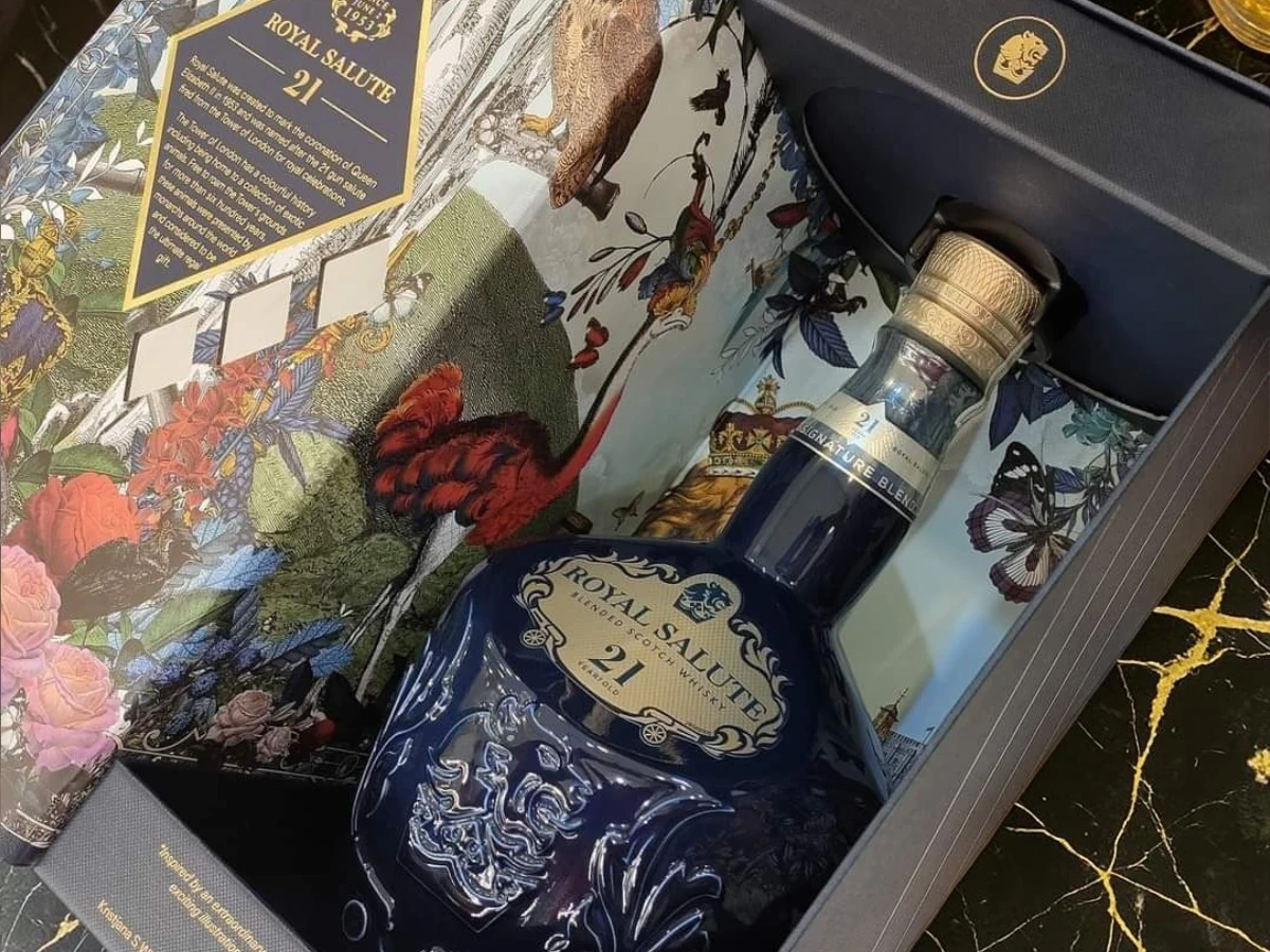 Bên trong hộp rượu Chivas 21 chính hãng