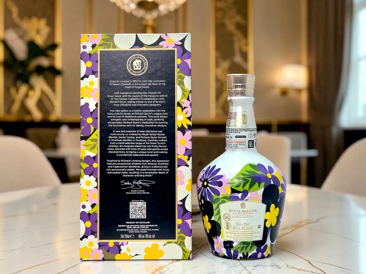Cận cảnh mặt sau chai và hộp rượu Chivas 21 Năm Richard Quinn Fashion Collection Edition II