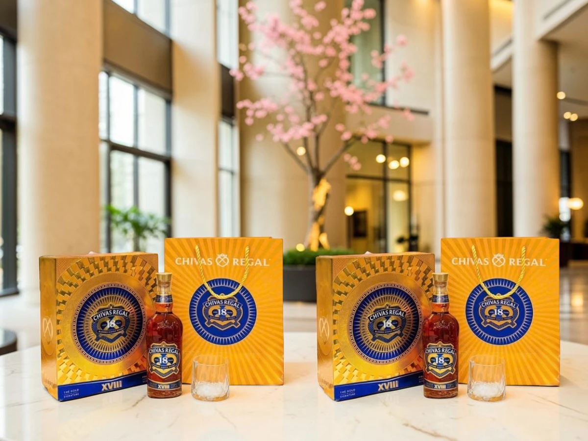 Cận cảnh 2 chai và hộp quà rượu chivas 18 gold signature hộp quà Tết 2027 