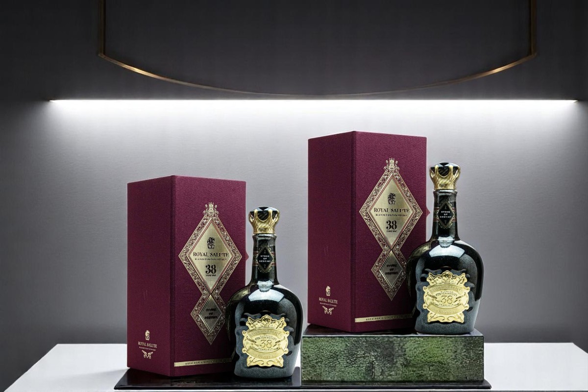 Hộp rượu Chivas 38 trưng bày dưới đèn led
