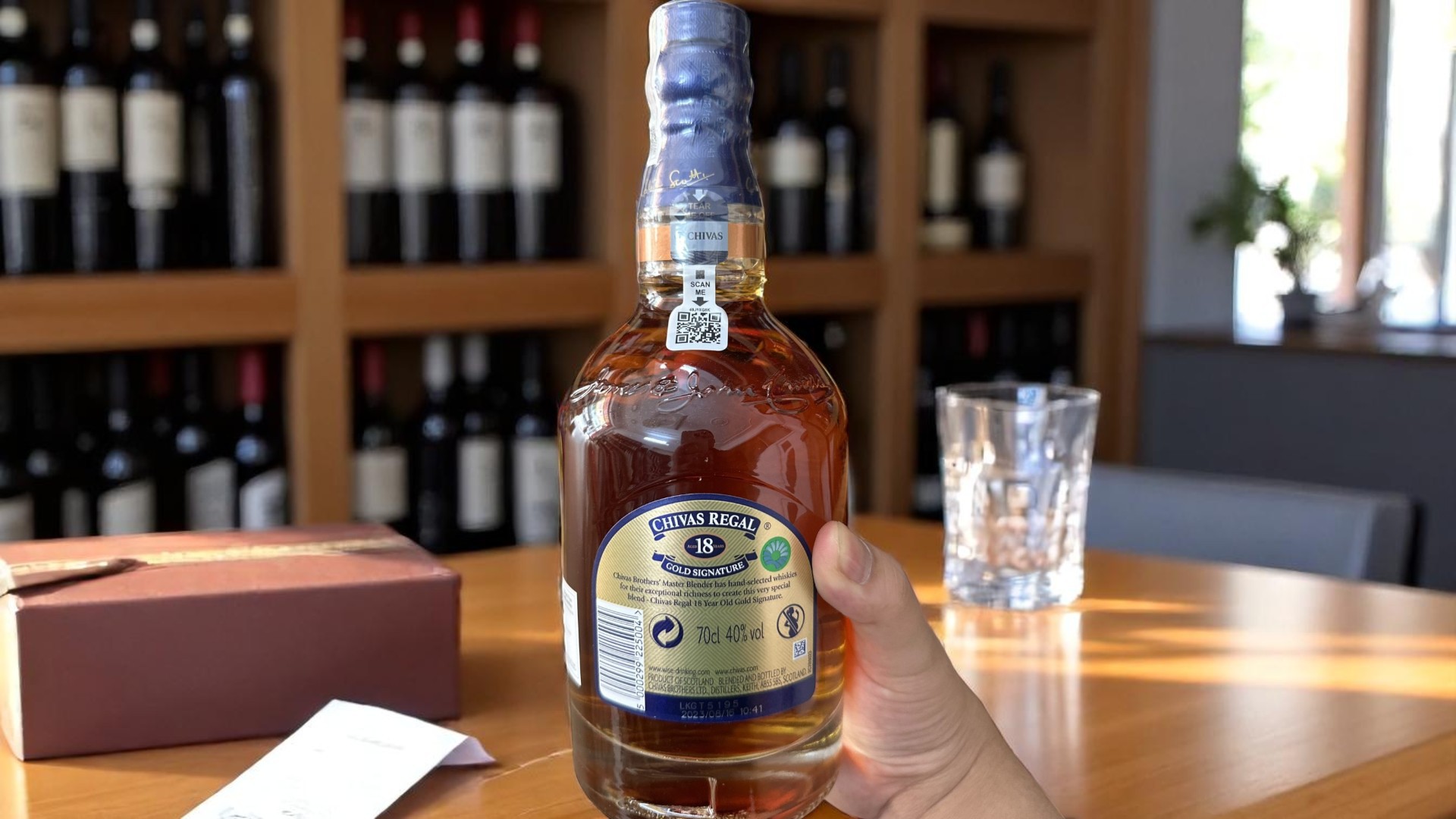 Mặt sau chai rượu Chivas 18 năm 700ml chính hãng