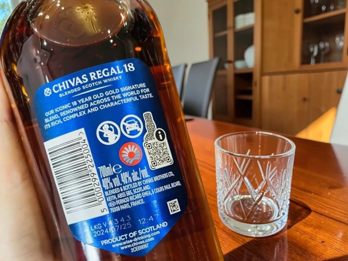 Cận cảnh mặt sau chai rượu Chivas 18 năm