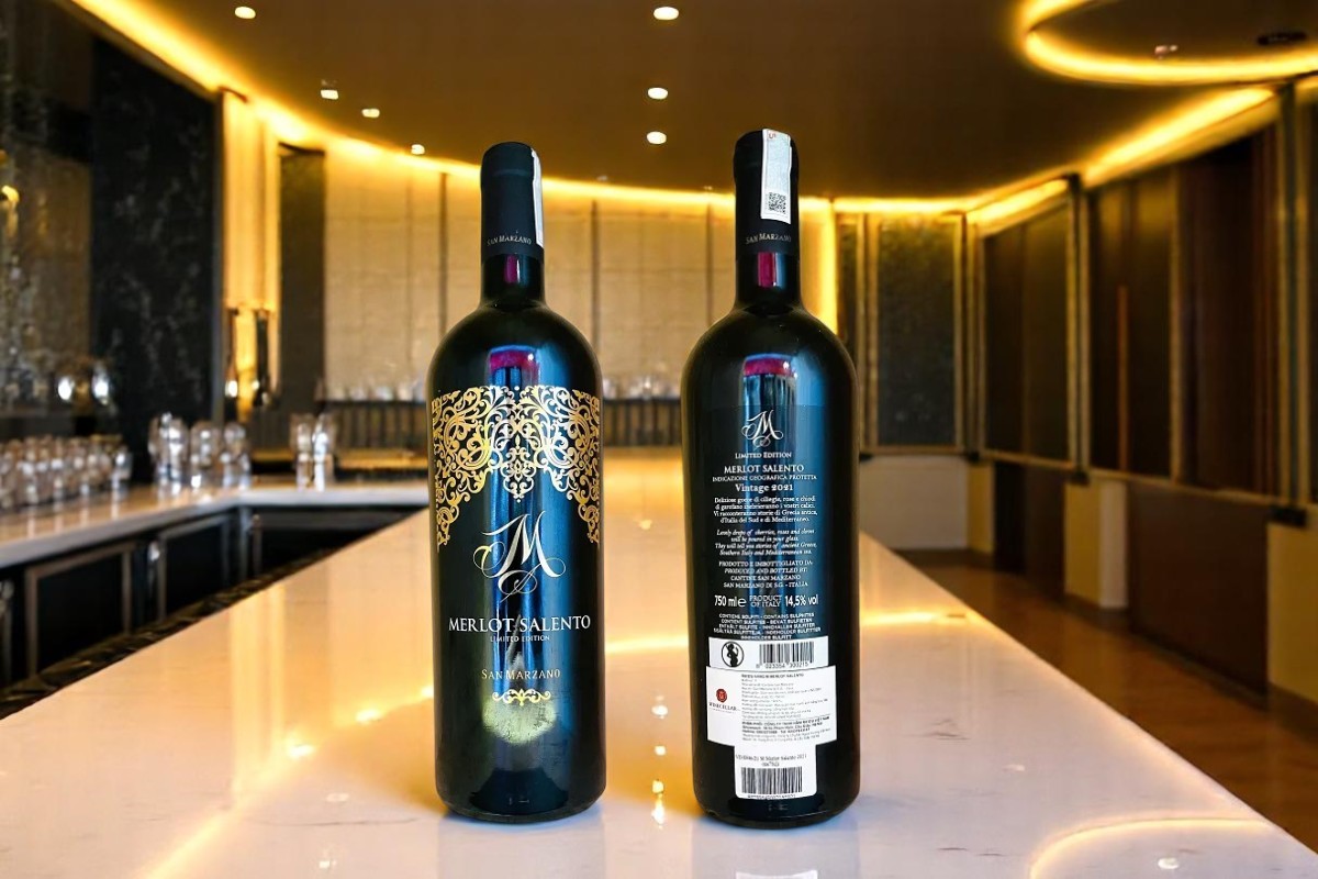 Mặt trước và sau rượu vang M Merlot Salento Limited Edition