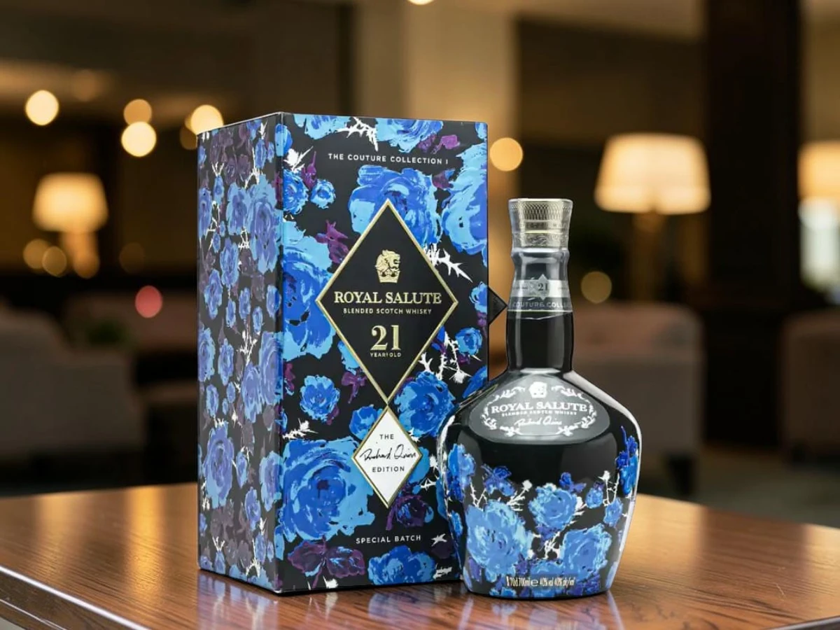 Cận cảnh Rượu Royal Salute 21 Richard Quinn Black Edition