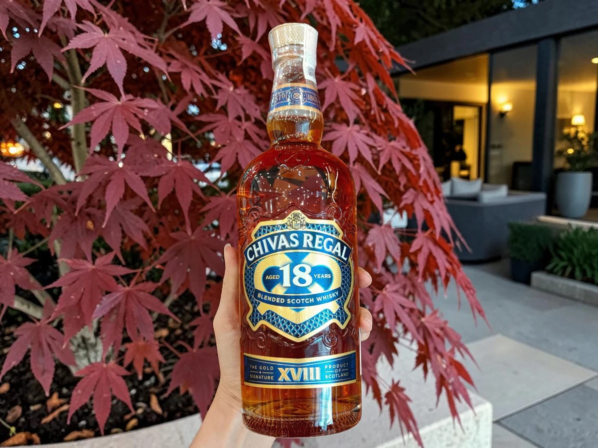 Chai rượu Chivas 18 năm bên cây phong đỏ