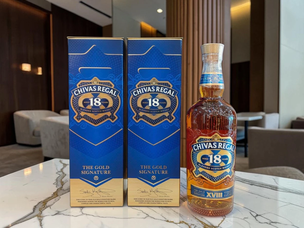 Thiết kế sang trọng của rượu Chivas 18 Năm