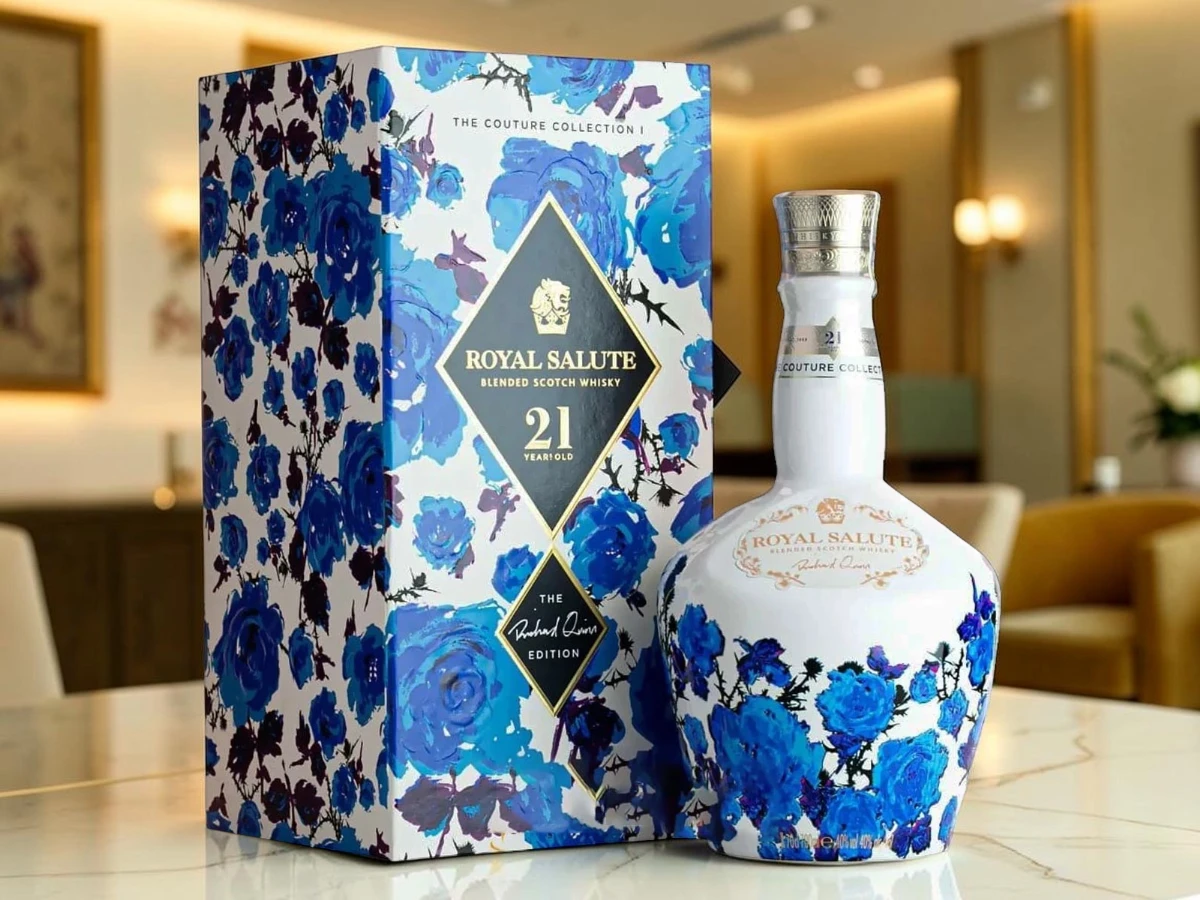 Cận cảnh Rượu Royal Salute 21 Richard Quinn White Edition
