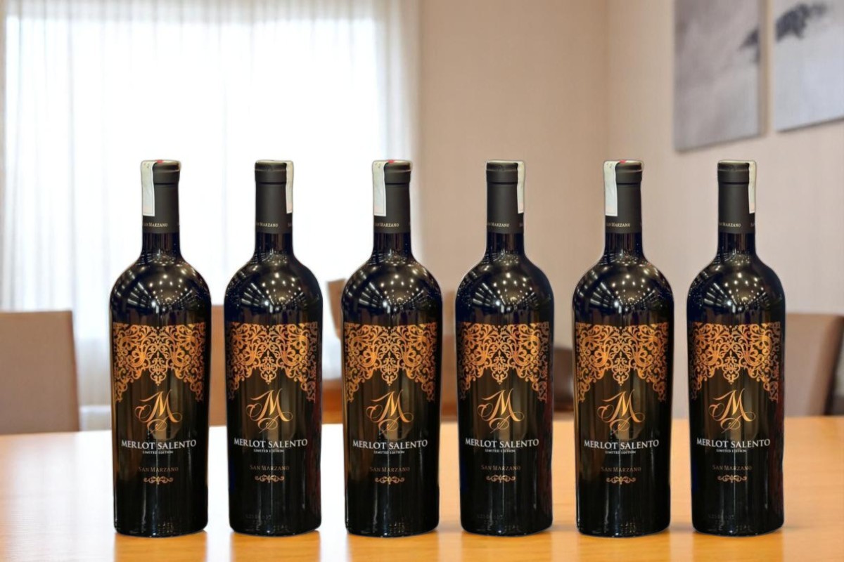 Rượu vang M Merlot Salento trên mặt bàn 