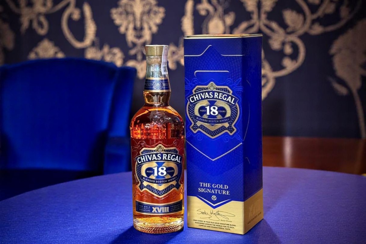Thiết kế hộp và chai rượu Chivas 18 mẫu mới sang trọng
