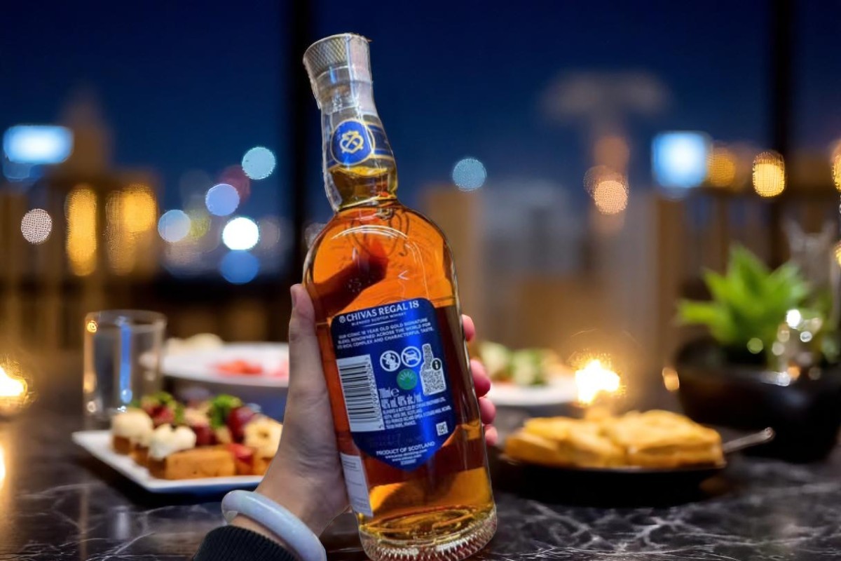 Thưởng thức rượu Chivas 18 mẫu mới trong không gian tiệc tối