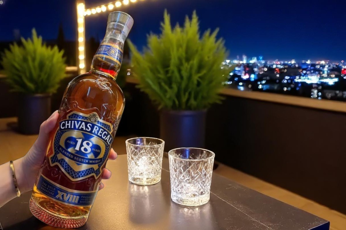 Thưởng thức rượu Chivas 18 mẫu mới