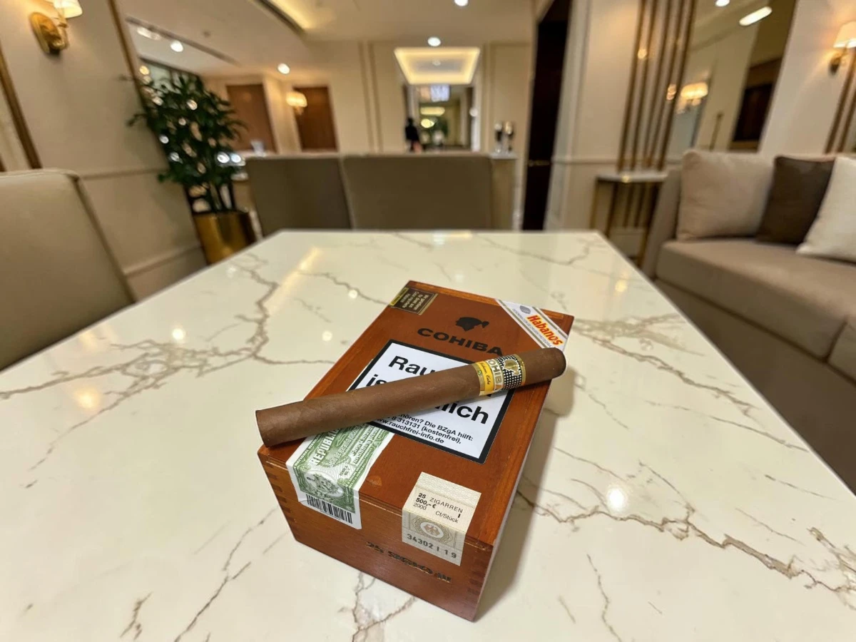 Xì gà Cohiba Siglo III hộp gỗ 25 điếu chính hãng trên bàn cẩm thạch