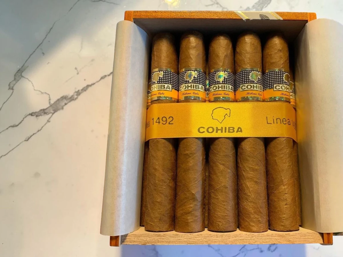 Lá bọc ngoài mịn màng và kỹ thuật cuốn tinh xảo trên xì gà Cohiba Siglo VI hộp 25 điếu