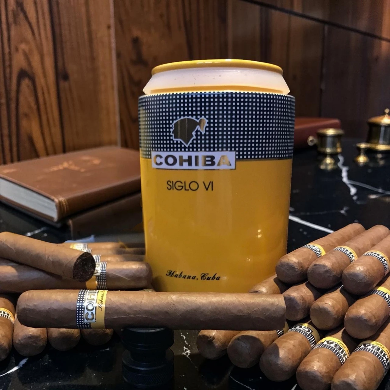 Cận cảnh mở nắp xì gà Cohiba Siglo VI hộp sứ 25 điếu