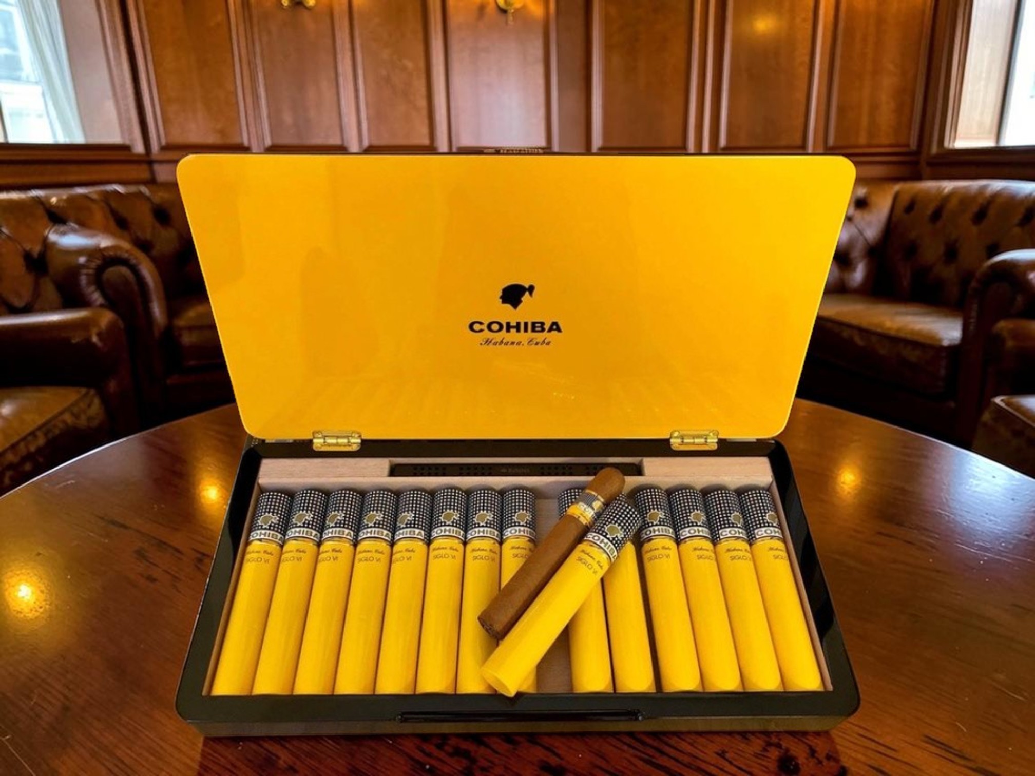 Cận cảnh hộp xì gà Cohiba Siglo 6 hộp sơn mài 15 điếu sang trọng