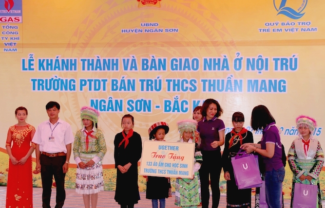 133 CHIẾC ÁO ẤM ĐẦU TIÊN ĐƯỢC UGETHER TRAO TẶNG  CHO HỌC SINH TẠI TRƯỜNG THCS THUẦN MANG, HUYỆN NGÂN SƠN, TỈNH BẮC KẠN