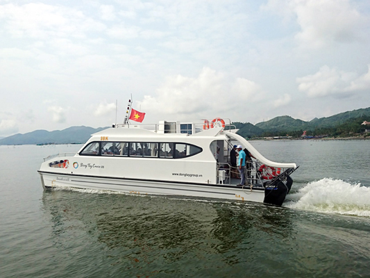 Du thuyền Đông Tây phục vụ khách du lịch tại Nha Trang - baodulich.net.vn đưa tin