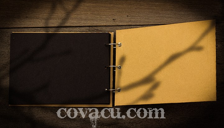 Sản phẩm được thiết kế tối giản với 2 màu xanh - nâu Vintage, đơn giản, không gây cảm giác rối mắt nhưng vẫn tạo được nét thu hút nhờ những chi tiết được vẽ, in khéo léo trên bìa sản phẩm.