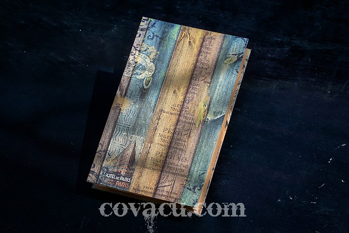 Mang màu sắc cùng thiết kế bí ẩn, fly album handmade Love có thể trang trí trên bàn làm việc, bàn học, không gian. 