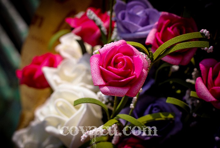 Rực rỡ và tươi mới như khu vườn hoa đầy hương sắc, bó hoa hồng bi - handmade được phối với màu sắc cực kì nổi bật và thu hút. Bó hoa này sẽ là món quà Valentine 2017 cực ấn tượng.