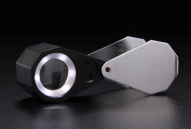 Kính lúp có đèn led Alpha Mirage MRL-106