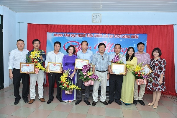 Nhân viên và giảng viên của đào tạo lái xe Sài Đồng trong một buổi khen thưởng