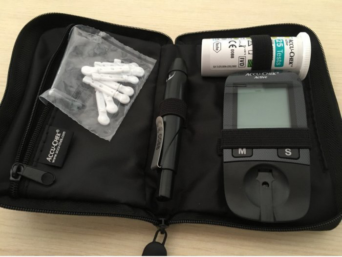 Máy đo đường huyết ACCU CHEK Active