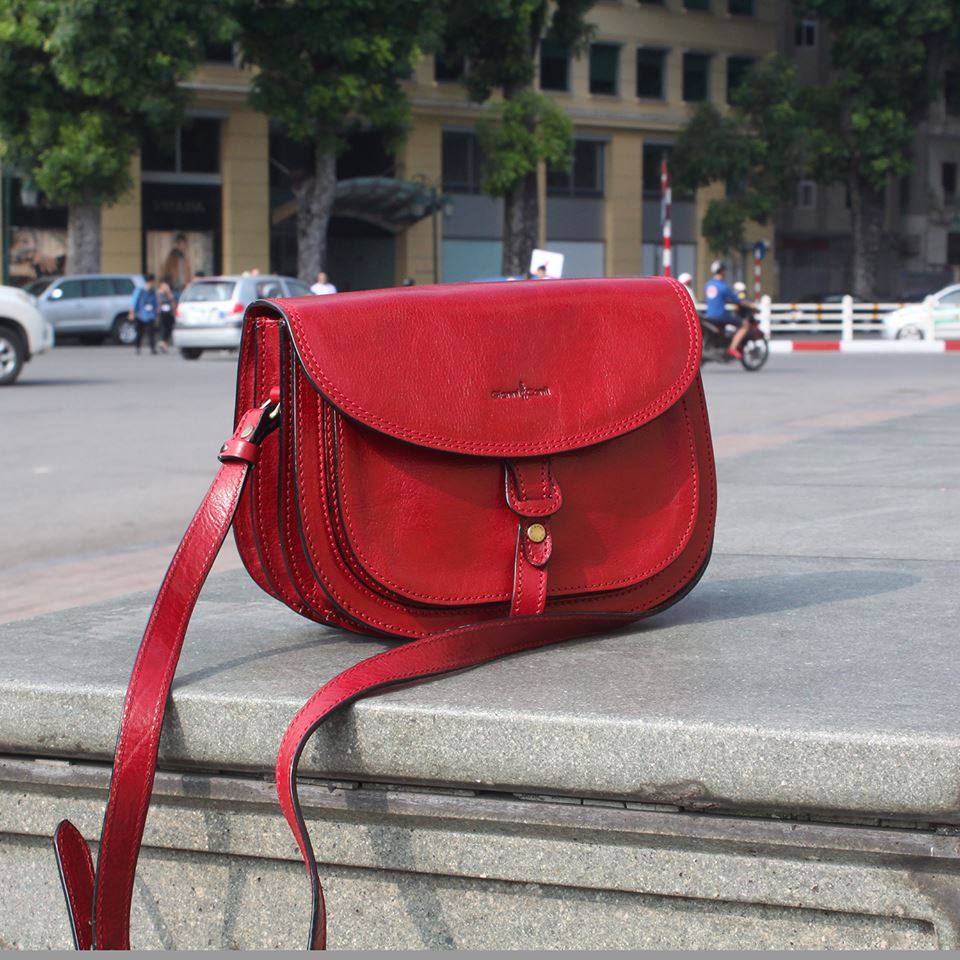 Tại sao bạn nên chọn mẫu túi 9403058RED của Gianni Conti?