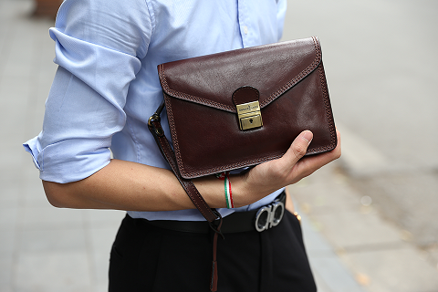Những mẫu ví nam cầm tay có thể đựng vừa ipad mini
