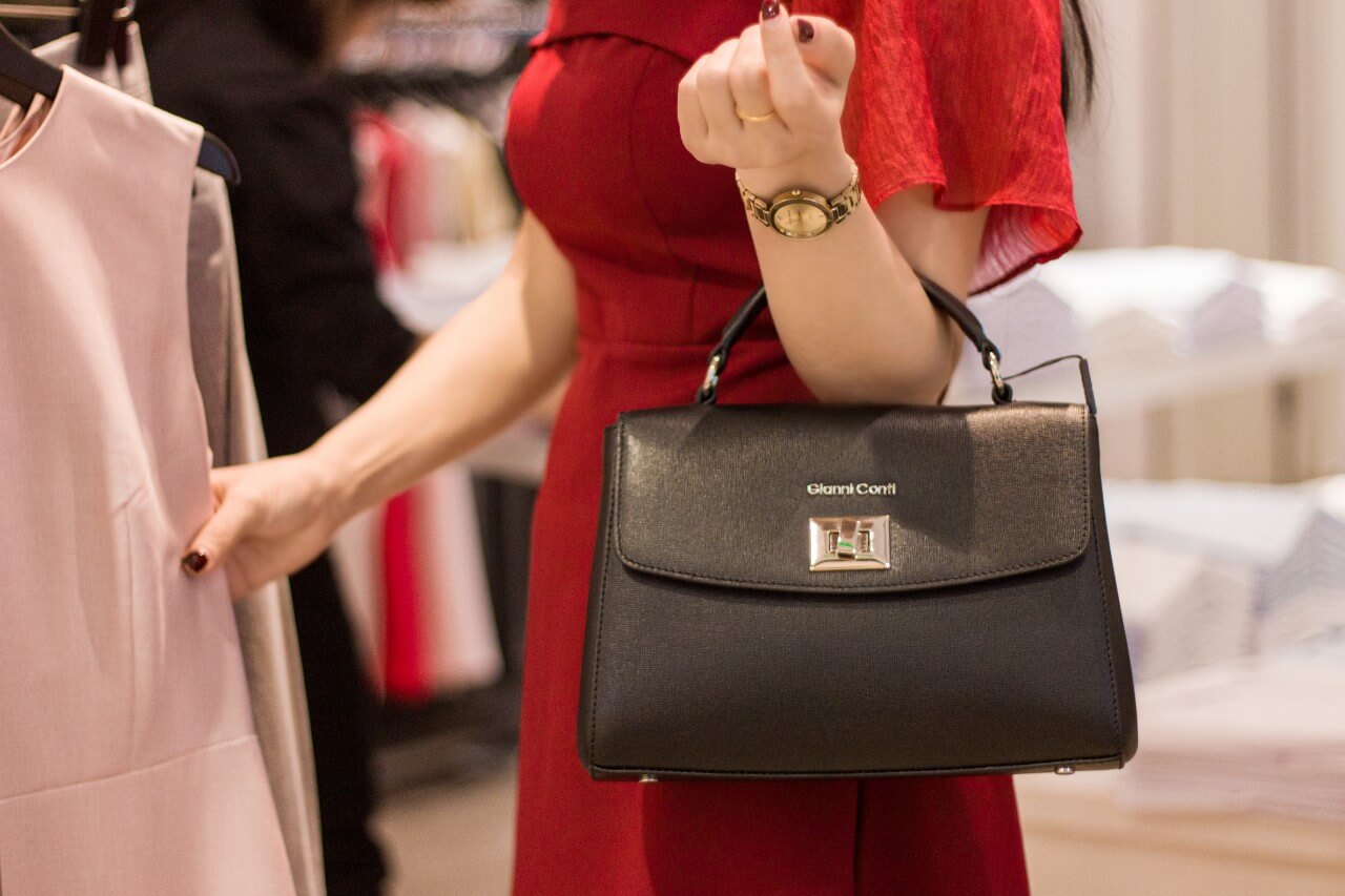 Túi xách nữ màu đen – sự lựa chọn hoàn hảo của quý cô hiện đại