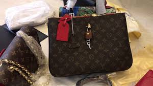 Làm thế nào để biết được túi Louis Vuitton sản xuất vào thời gian nào?