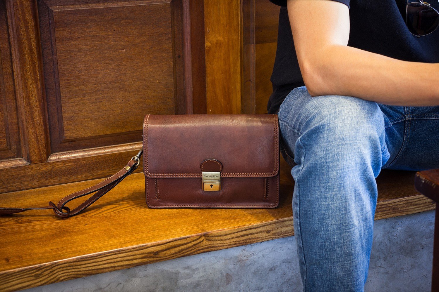 Đàn ông có nên sử dụng ví cầm tay không?