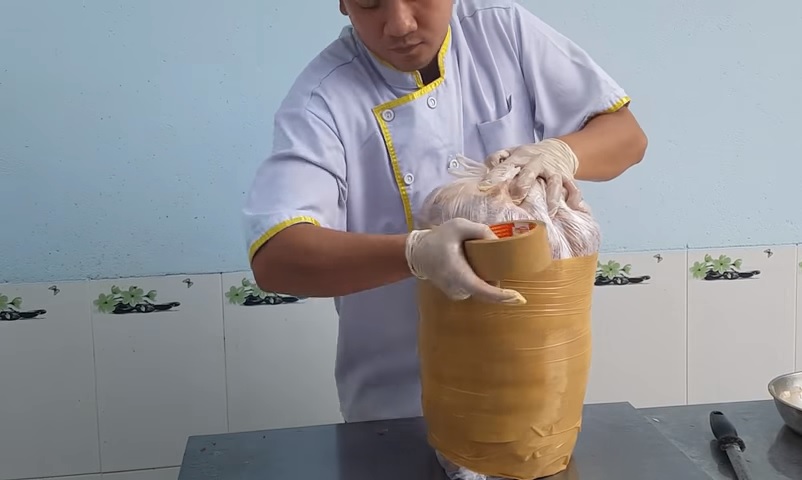 bó-chặt-xiên-thịt-doner-kebab-bằng-băng-dính