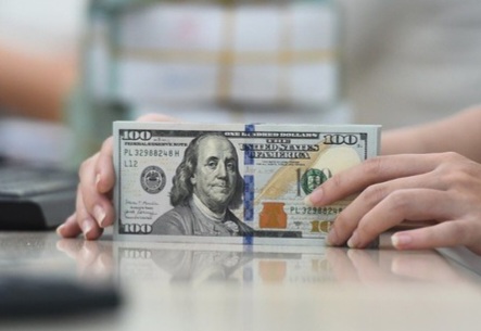 Vì sao đồng USD suy yếu trên thế giới nhưng vẫn tăng giá so với VND?