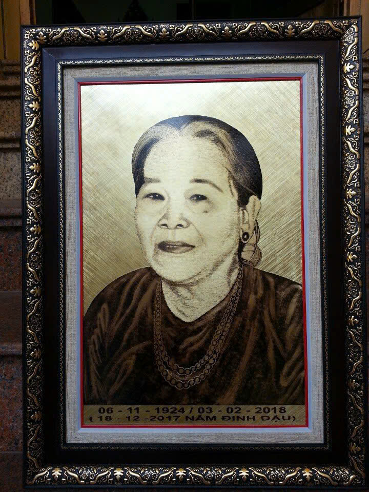 Thông tin khắc trên đồng — Họ tên, ngày tháng, câu tưởng niệm rõ ràng, trang trọng, lưu dấu lịch sử vĩnh viễn