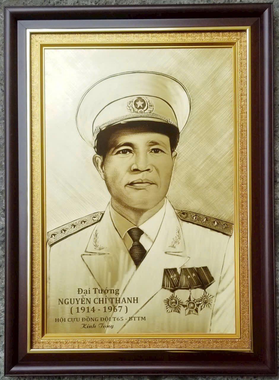 Khung ảnh thờ truyền thần trên đồng — Khắc họa tỉ mỉ diện mạo người thân, nét vẽ ăn sâu vào bề mặt đồng, không phai màu