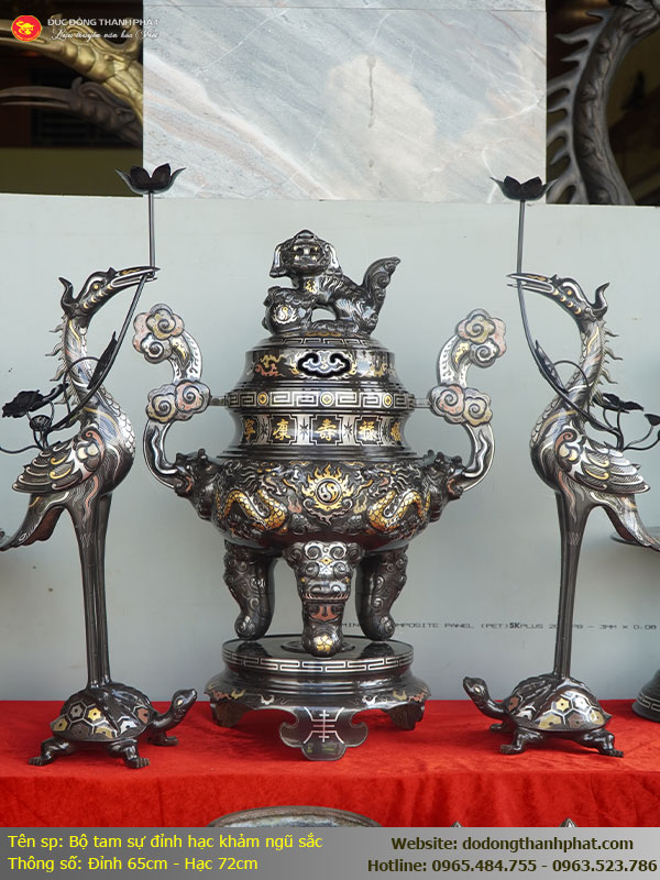 Đôi hạc thờ bằng đồng đỏ khảm ngũ sắc cao cấp đứng trên lưng rùa