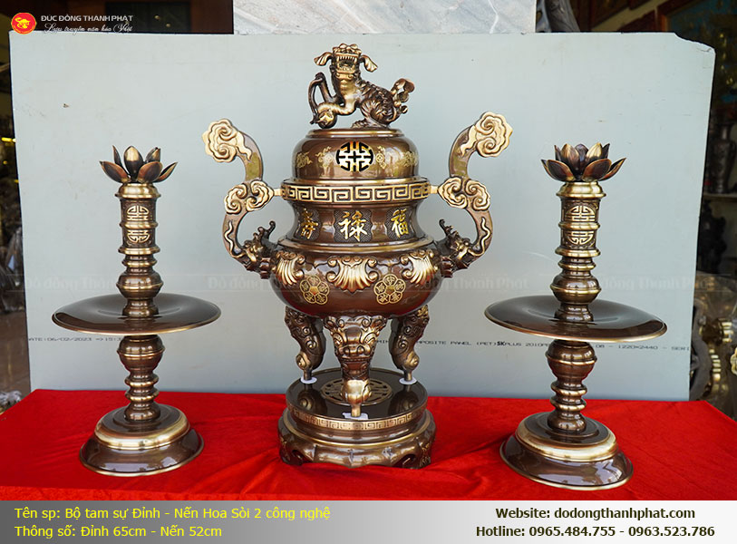 Cách bài trí trọn bộ tam sự đỉnh nến hoa sòi đồng 2 công nghệ cao 65cm chuẩn trục Thần Đạo trên ban thờ lớn